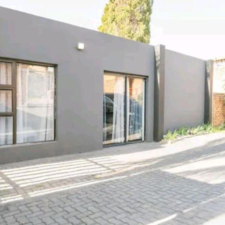 Urban Haven: Cozy Stay Sandton Exterior photo